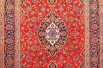 A Kashan carpet, a. 305 x 200 cm.