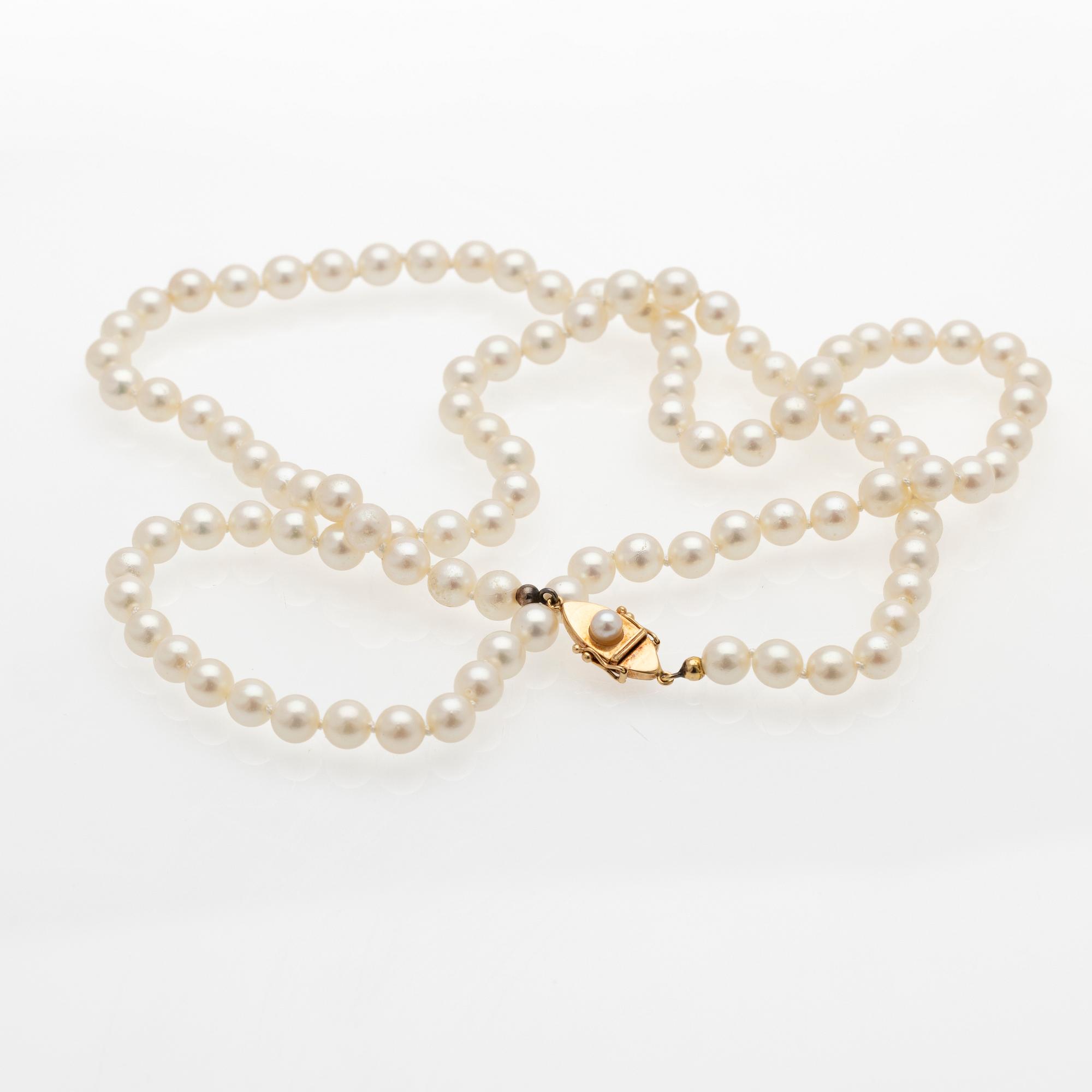 Collier, pärlor och lås i 18K guld.