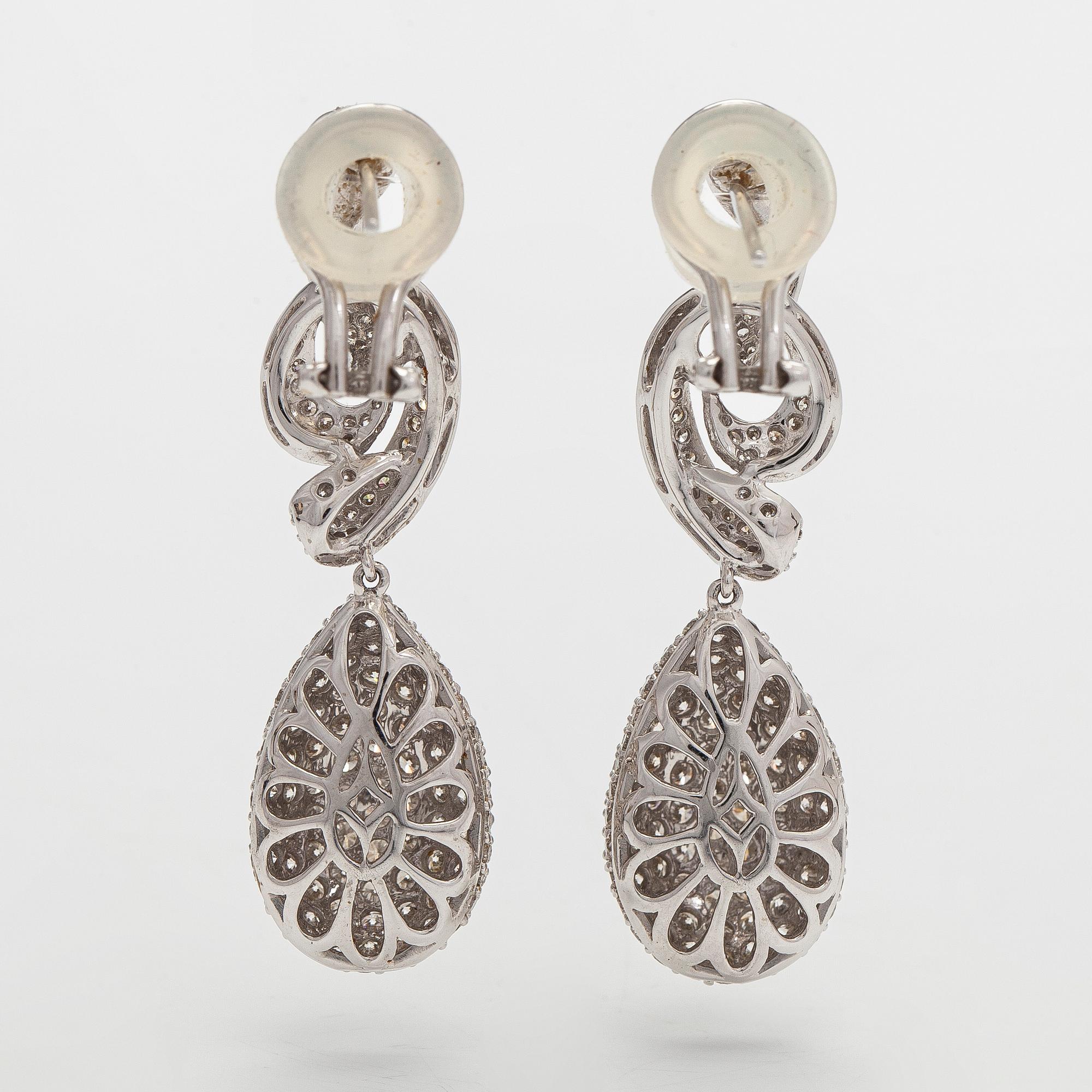 Korvakorut, 18K valkokultaa ja briljanttihiottuja timantteja.