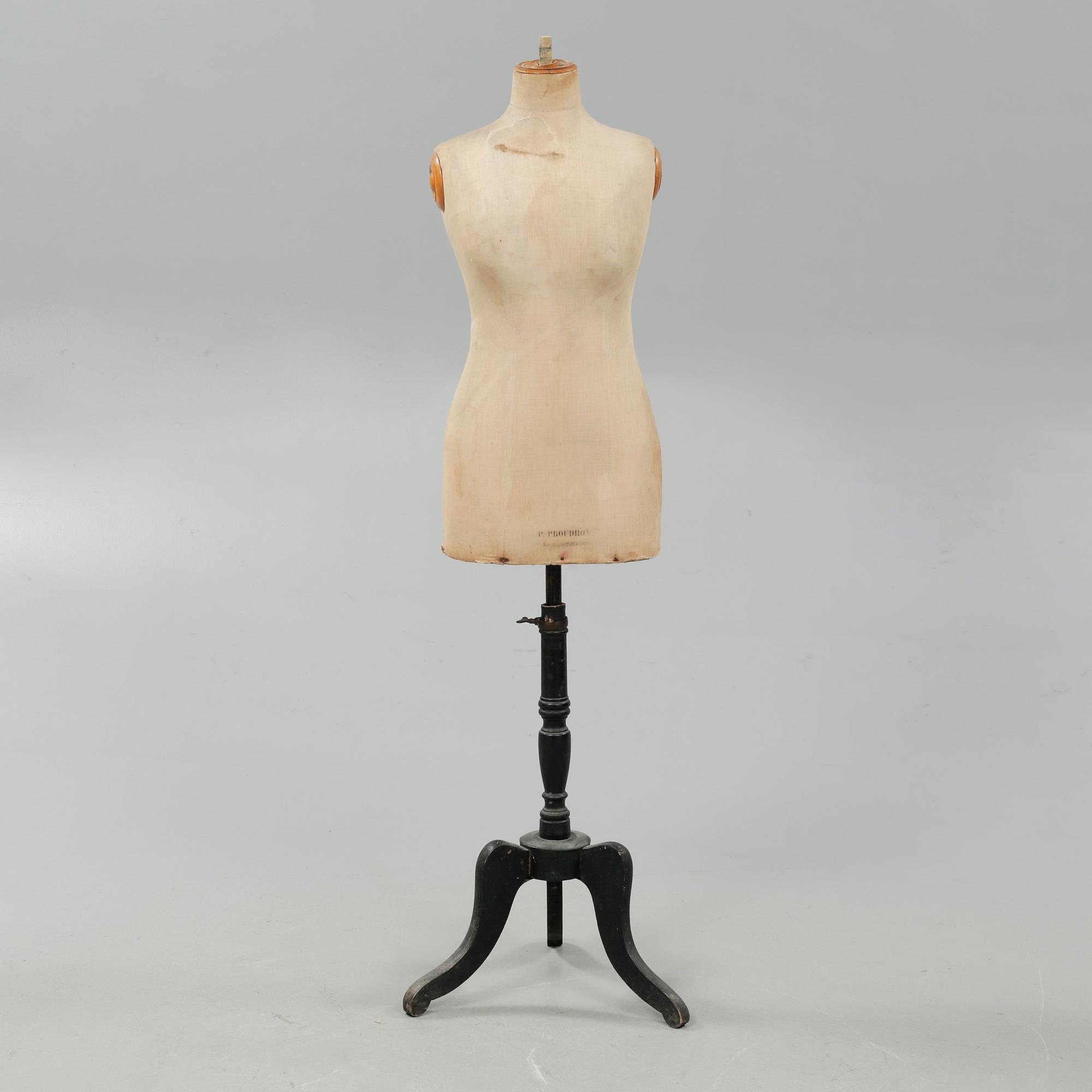 A mannequin from the first half of the 20th century.