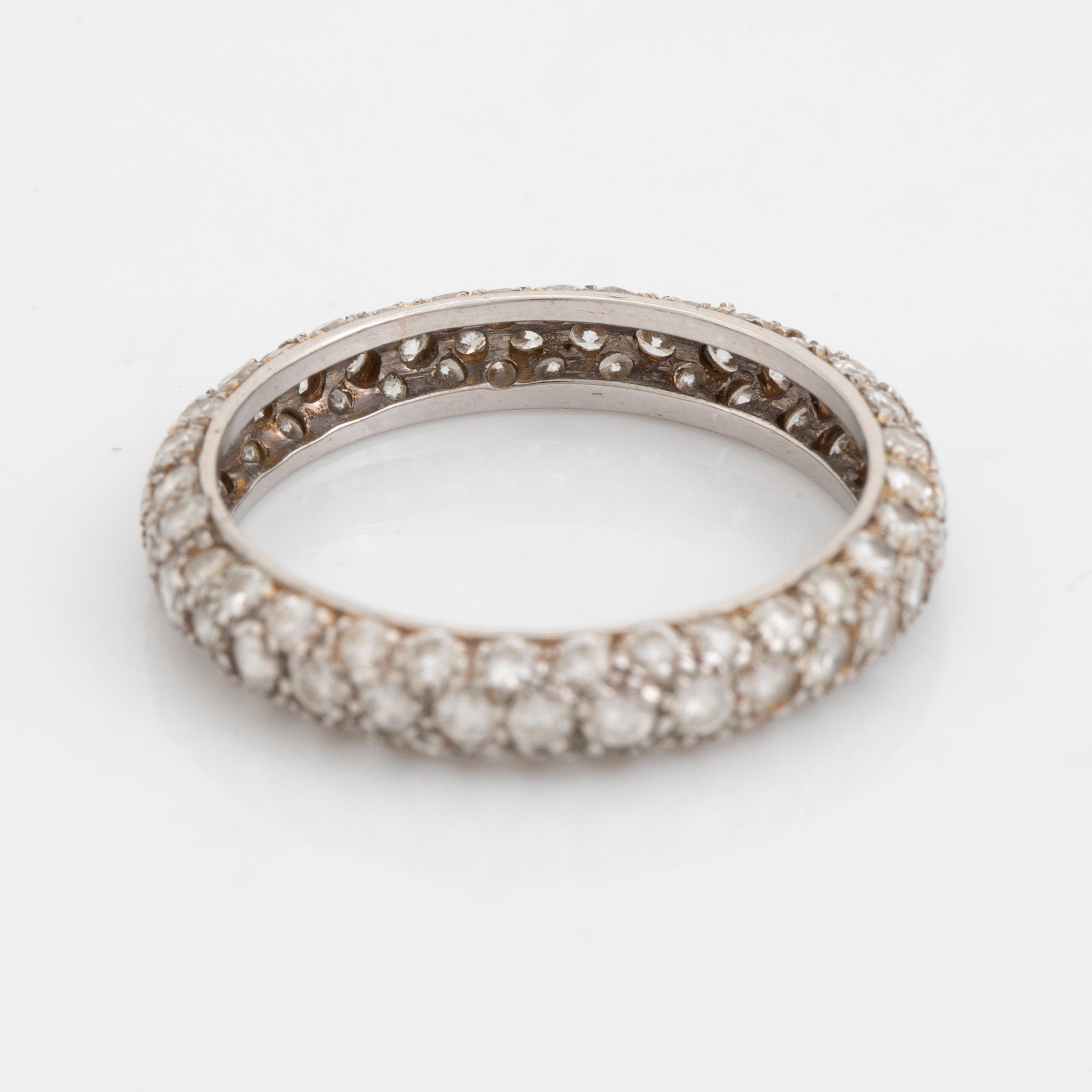 An 18K white gold ring set with round brilliant-cut diamonds.