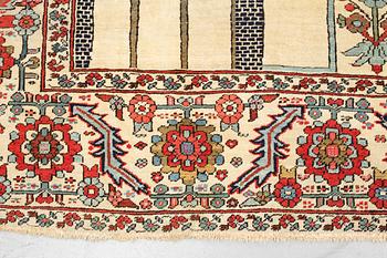 Matto, antique Heriz, figural, probably, ca 361-368 x 294,5 cm.