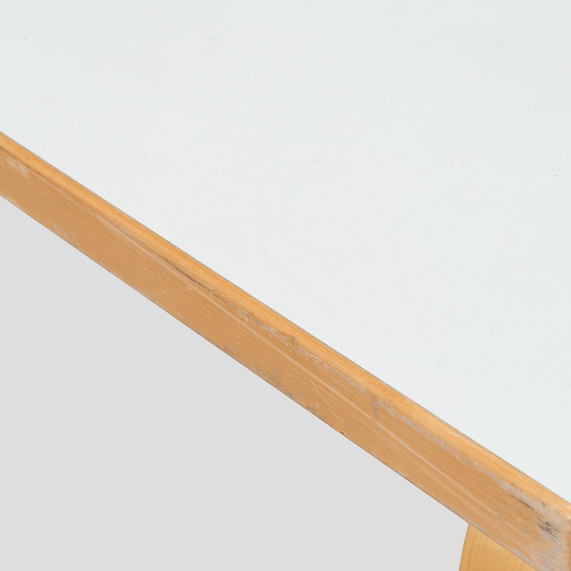 Alvar Aalto, bord, modell 84, Artek 2006.