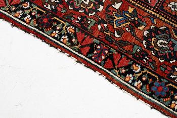 A Chahâr Mahal Bakhtiar carpet, semi-antique, c. 290 x 210 cm.