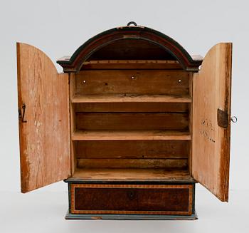 HÄNGSKÅP, allmoge, Fryksdalen, Värmland, 1800-talets första hälft.