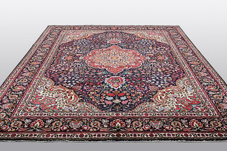 A carpet, Tabriz, ca 400 x 306 cm.