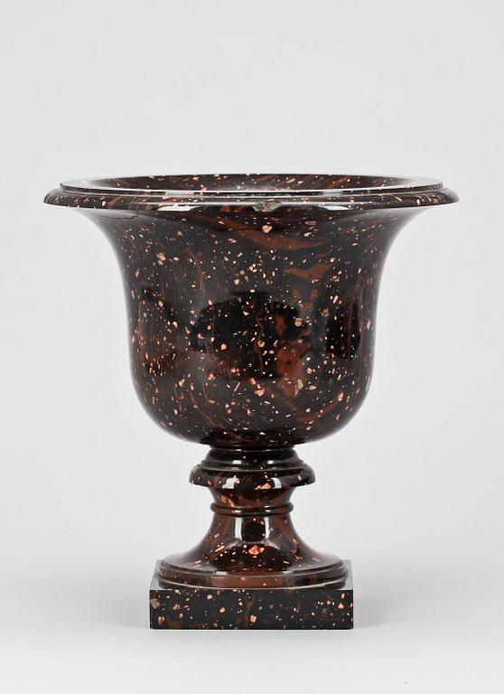 URNA, porfyr, Älvdalen, 1800-talets första hälft.