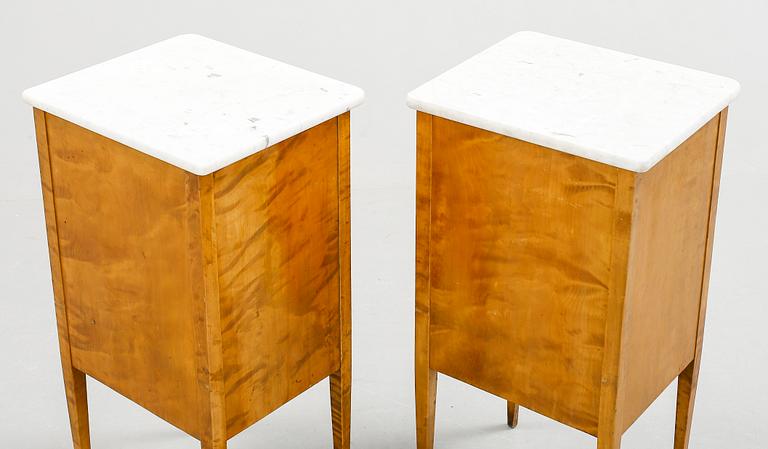 SÄNGBORD, ett par, sengustaviansk stil, 1900-talets första hälft.