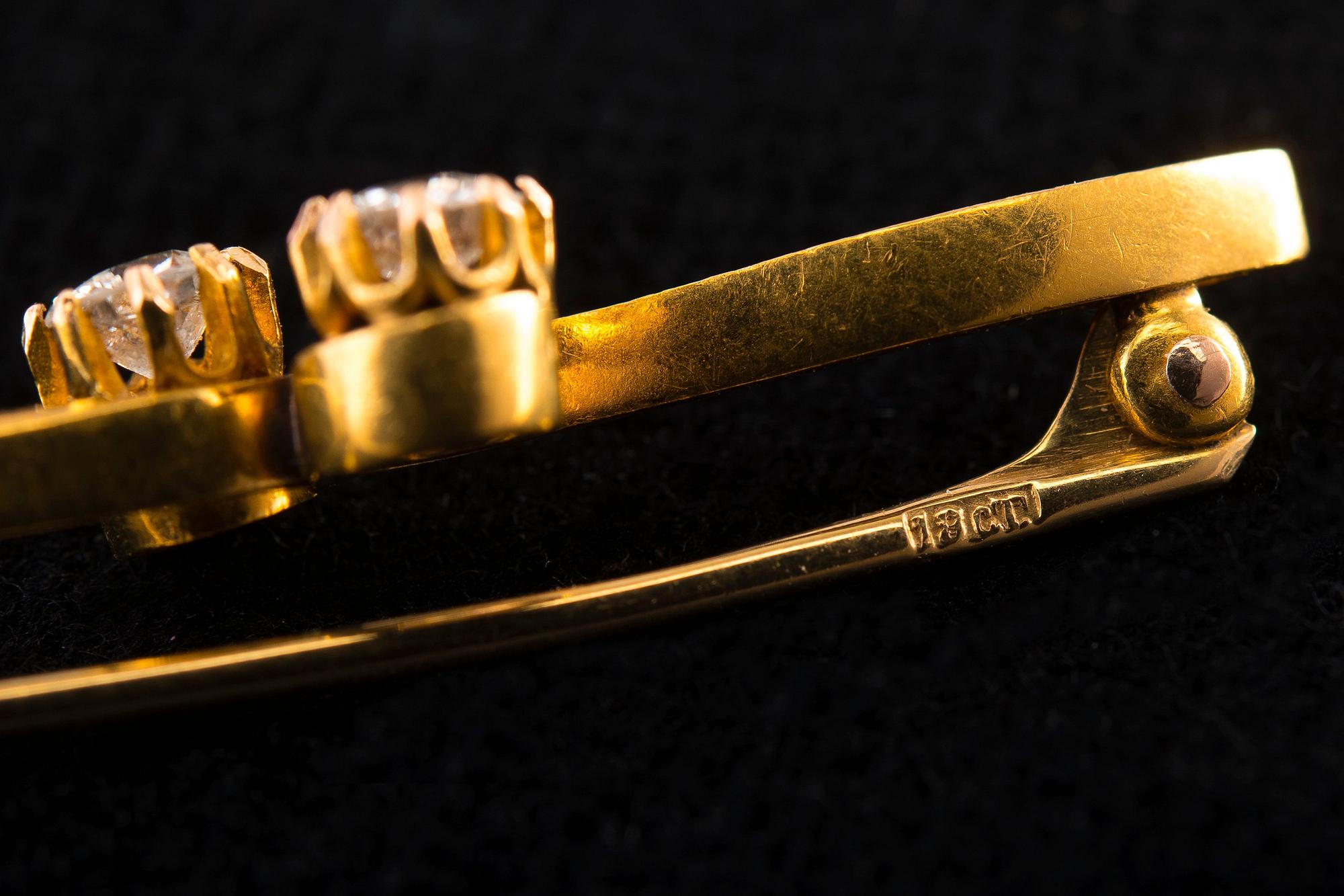 A BROOCH, old cut diamonds c. 0.50 ct. 18 K gold. 18/1900 s. Length 41 mm, weight 4,1 g.