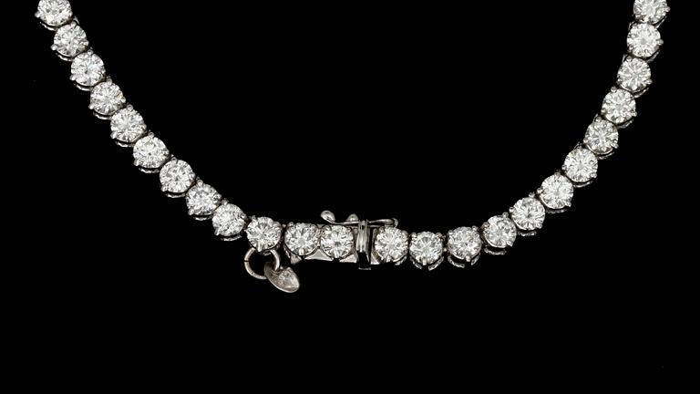 A brilliant cut diamond riviérè necklace, tot. app. 22 cts.