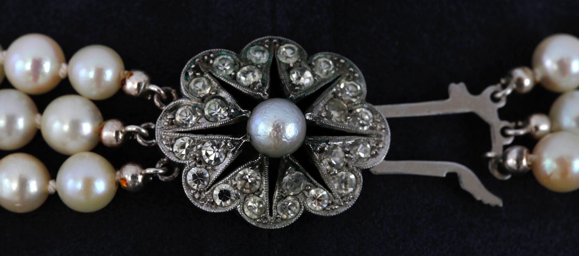 COLLIER, 3-radigt odlade japanska pärlor, ca 6 mm.