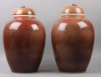 GOLVURNOR, ett par, porslin, Kina, 1900/2000-tal.