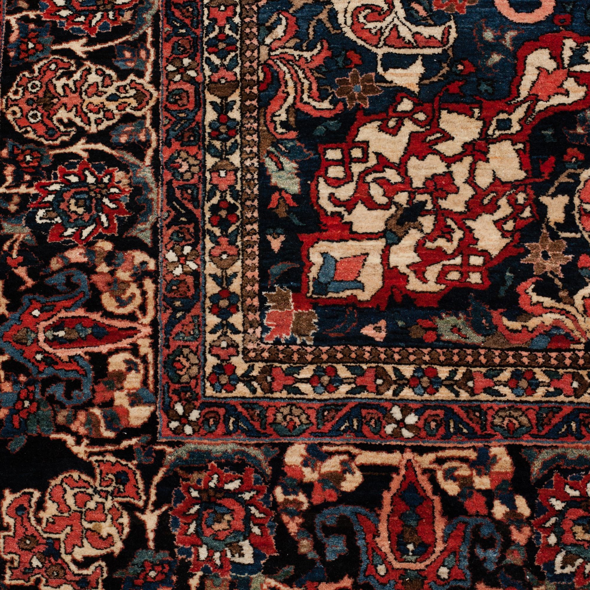 A carpet, semi-antique Bakhtiari, around 410 x 316 cm.