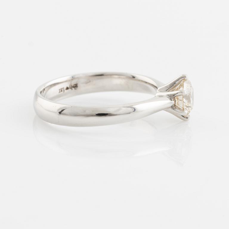 Ring med briljantslipad diamant.