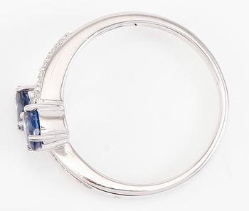 RING, 14K vitguld, safirer och diamanter.