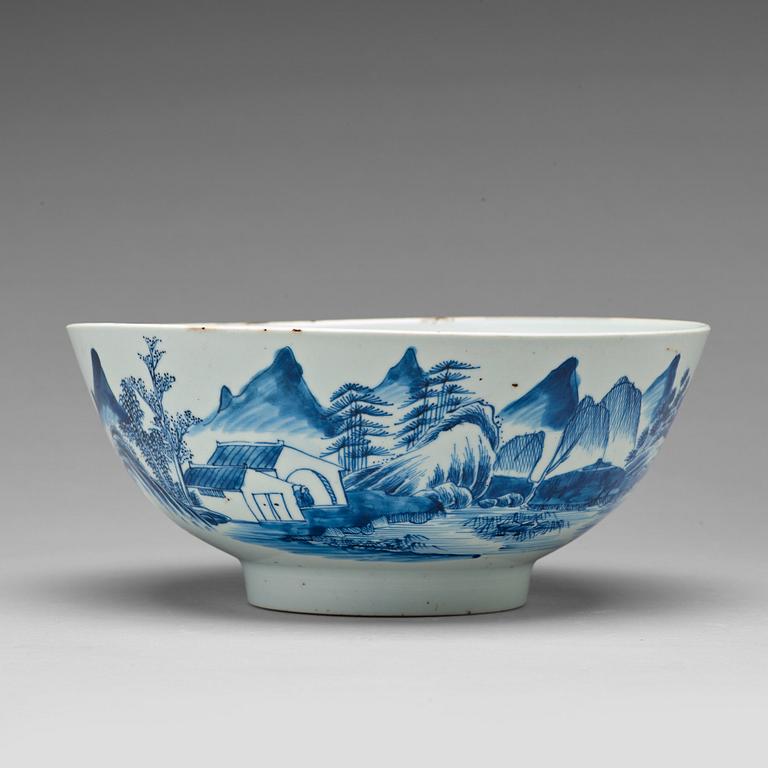 A large blue and white bowl, Qing dynasty, 18th Century.