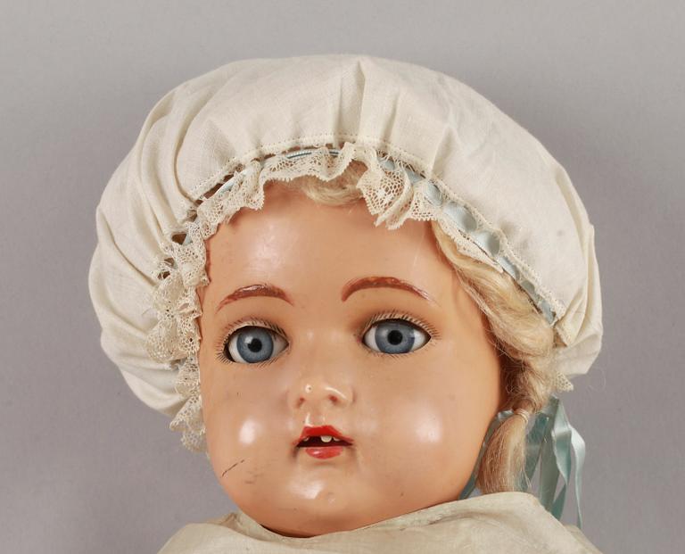 DOCKOR, 2 st. Kämmer & Reinhardt mm. Kläder medföljer. Culluloid mm. Sekelskiftet 1800/1900.