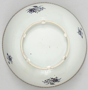 An enamelled punch bowl, Qing dynasty, Jiaqing (1796-1820).