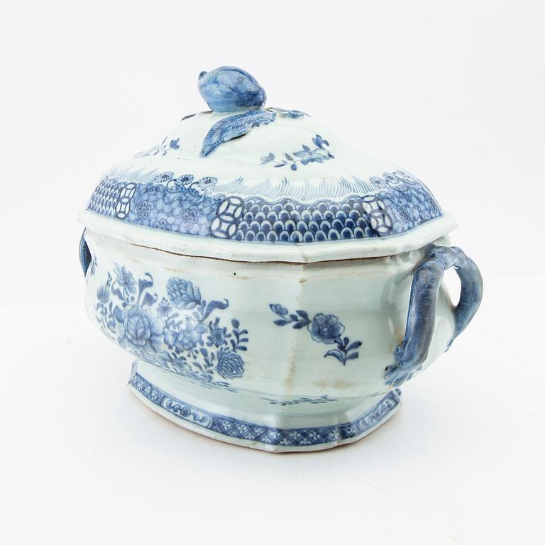 A Chinese blue and white export porcelain tureen with cover, Qing dynasty, 18th century.