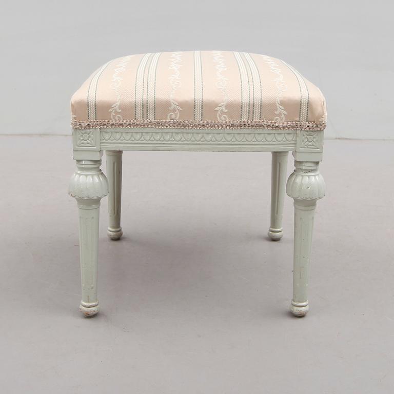 TABURETT, sengustaviansk, omkring år 1800.