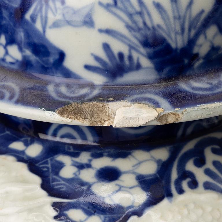 A pair of Japanese blue and white dragon jars, Meiji period (1868-1912).