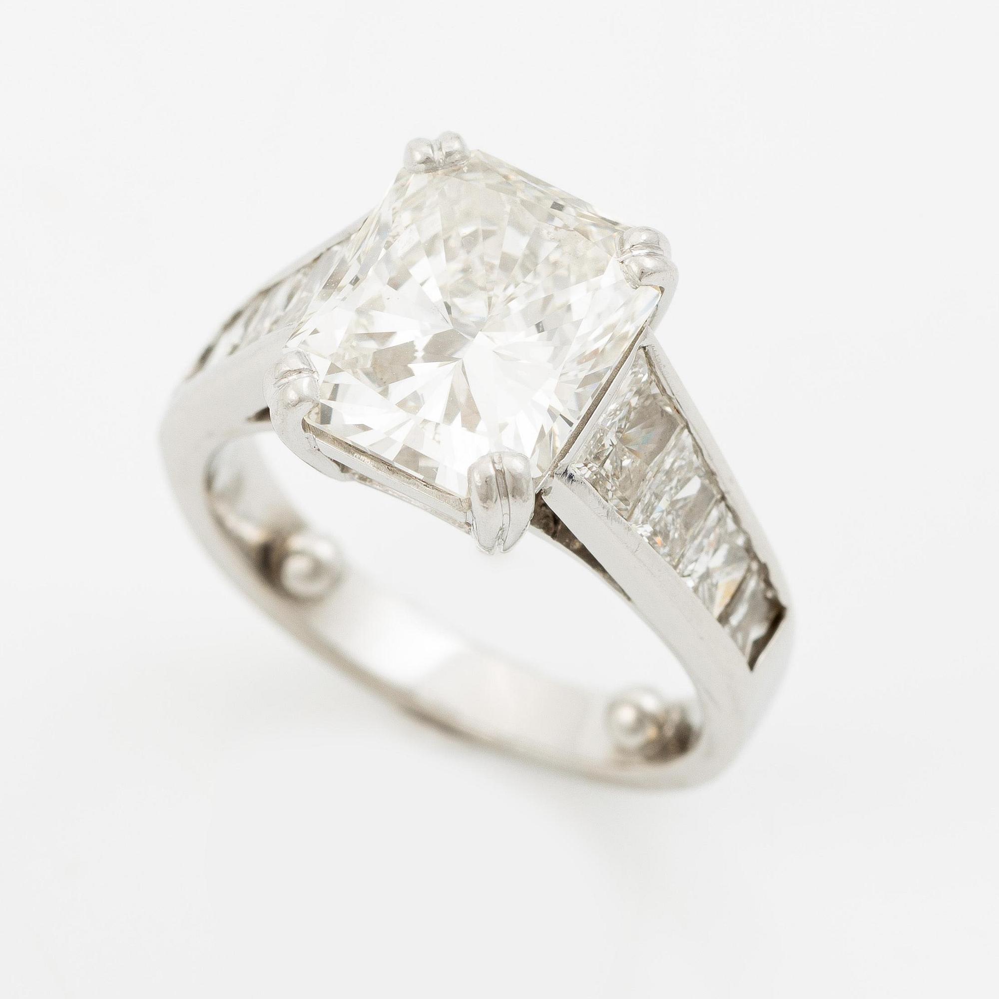 Ring platina med en radiantslipad diamant.