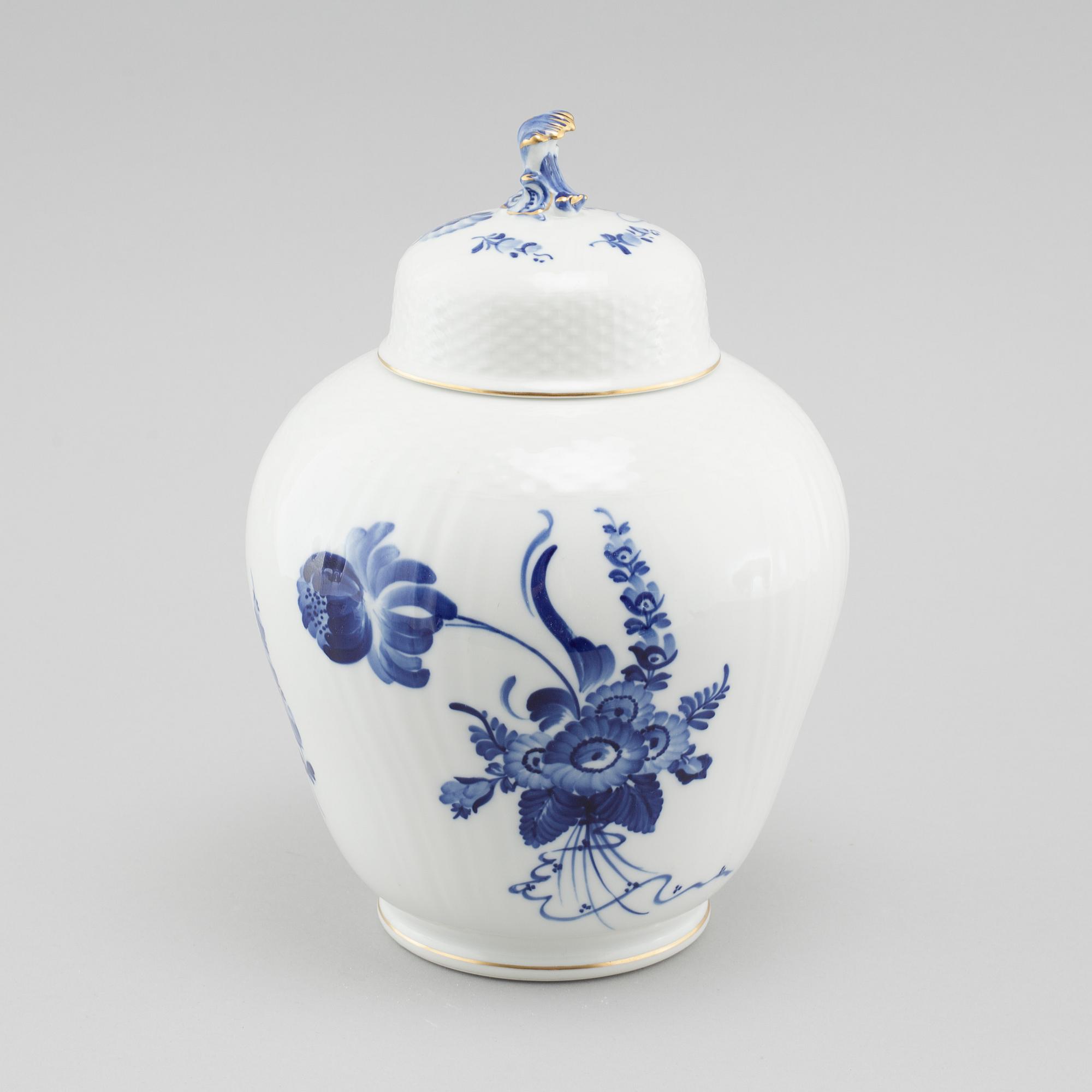 A "Blå blomst" porcelain vase with lid, Royal Copenhagen, second half of the 20th cenutry.