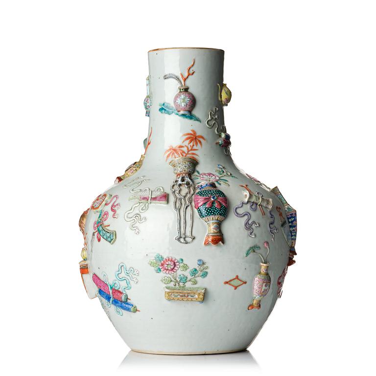 Praktvas, porslin. Qingdynastin, 1800-tal.