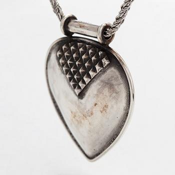 Saara Hopea, hänge i form av hjärta. Ossian Hopea, Borgå.