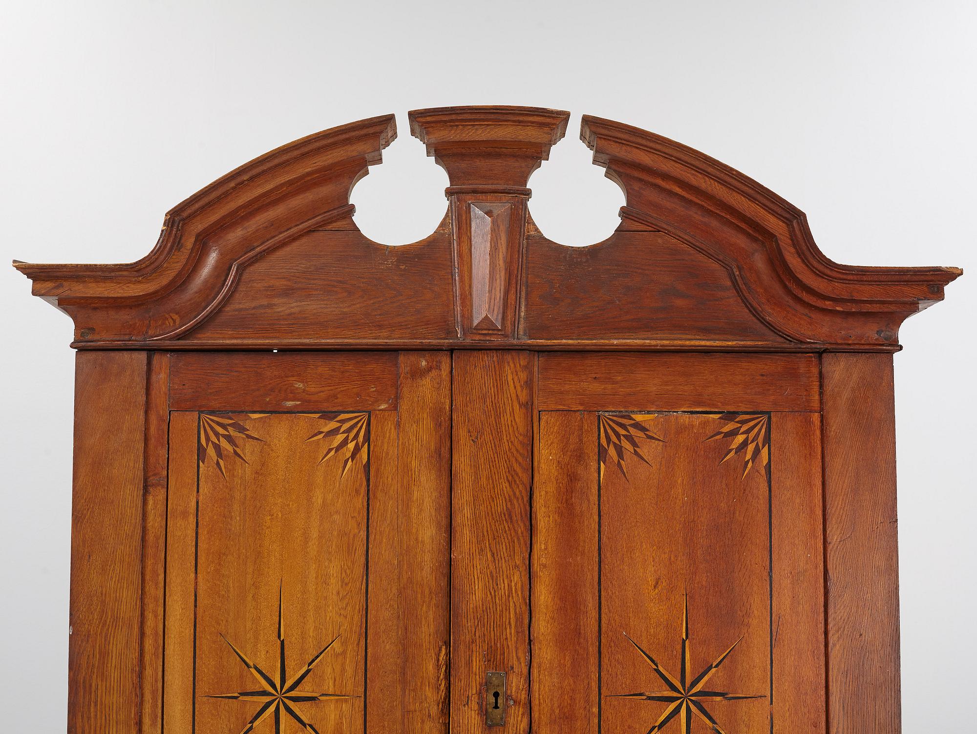 Skåp, delvis 1700-tal.