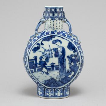 A blue and white moon flask, Qing dynasty, Guangxu (1874-1908).