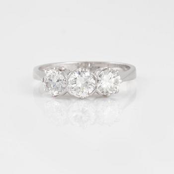 RING, med tre äldre briljantslipade diamanter.