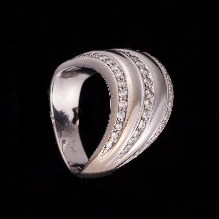 RING, 18K vitguld, diamanter. Vikt ca 9,3 g.