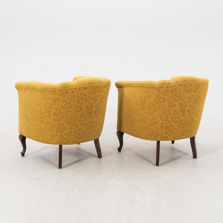 A pair of 1920/30s armchairs.