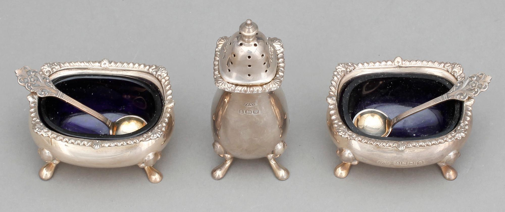 SALTKAR, ett par, samt STRÖARE. Silver, Adie Brothers Ltd., Birmingham, 1900-tal. Tot ca 95 g.