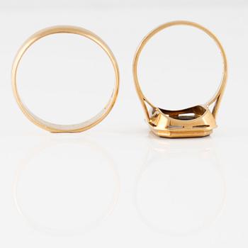 RINGAR, 2 st, 18K respektive 20K guld samt onyx, svenska stämplar. Vikt 11,4 gram.
