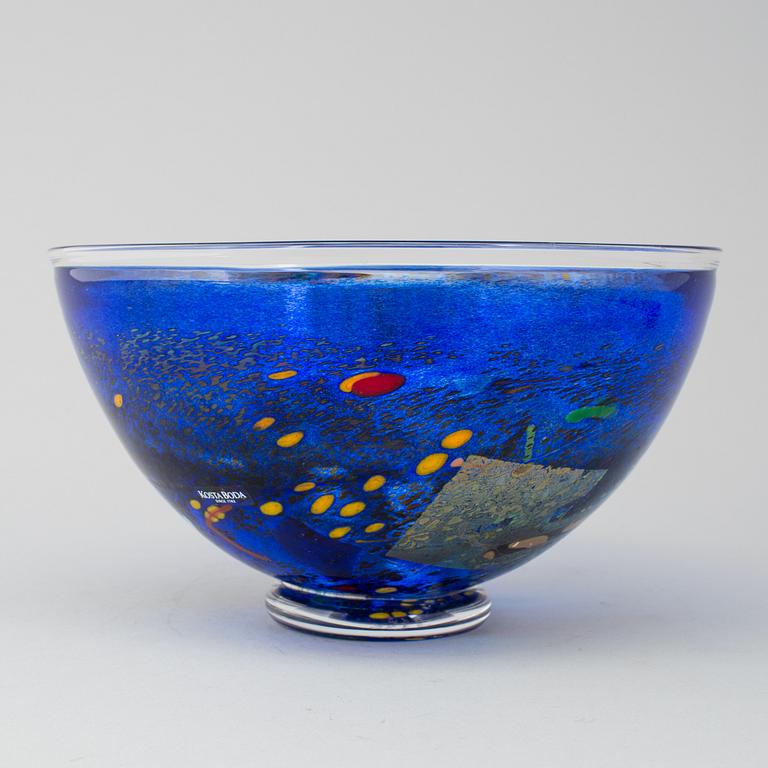 BERTIL VALLIEN, a 'Satellite' glass bowl from Kosta Boda, signed.