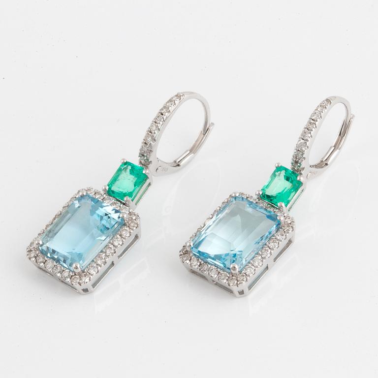 ÖRHÄNGEN, med akvamariner, smaragder och briljantslipade diamanter.