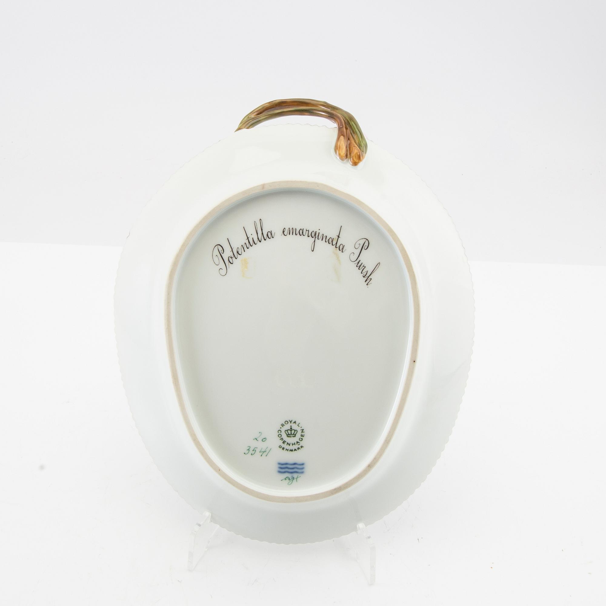 Salad bowl "Flora Danica" Royal Copenhagen Denmark porcelain.