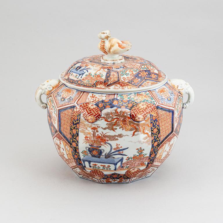 An imari jar with cover, Japan, Meiji (1868-1912).