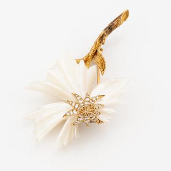 A Sterlé flower brooch in 18K gold and mother-of-pearl set with round brilliant-cut diamonds.