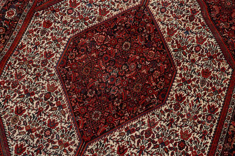 Matta, Sannolikt Feraghan, västra Iran, Omkring år 1900, ca 191 x 129 cm.