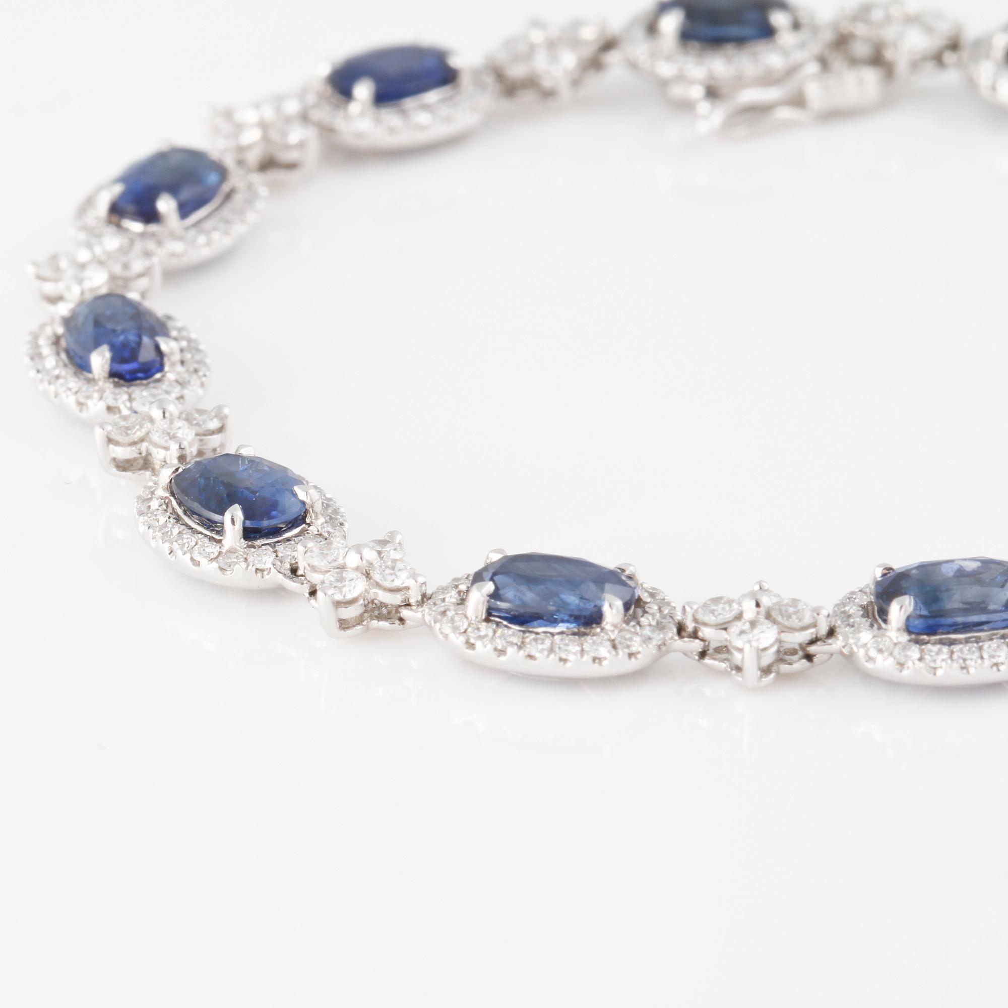 ARMBAND, med fasettslipade blå safirer ca 9.10 ct och briljantslipade diamanter ca ca 2.30 ct.