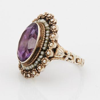 Garnityr bestående av en collier, ett par örhängen och en ring.