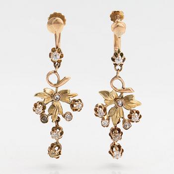 A pai of 14K gold earrings with old- and rise-cut diamonds ca. 0.34 ct in totalt. Moscow, early 29th century.