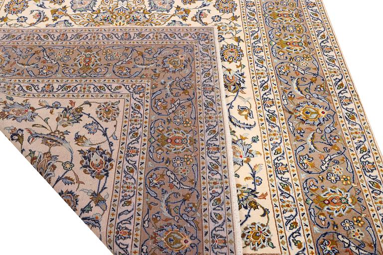 A Keshan carpet, c. 340 x 218 cm.