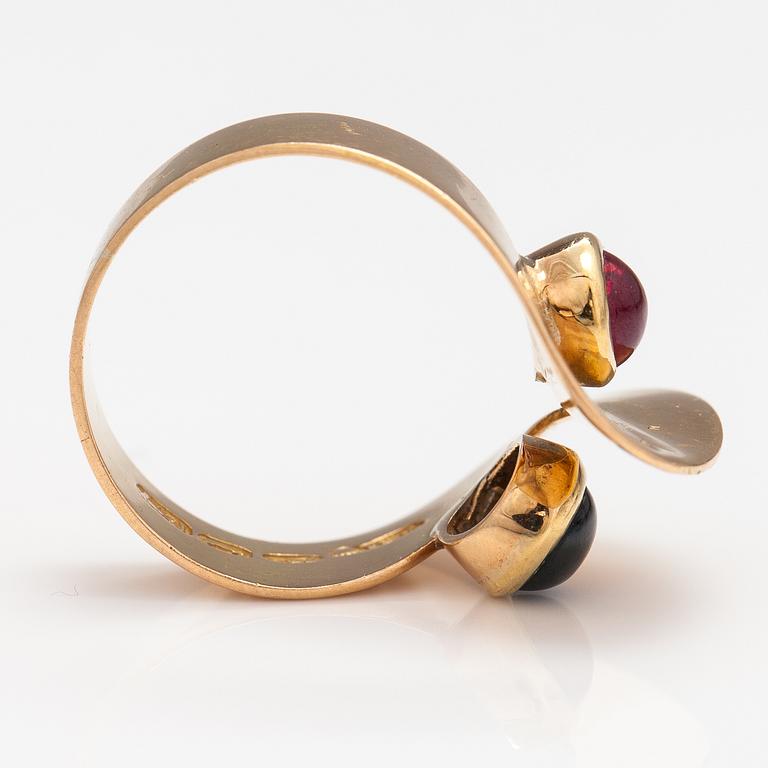 An 18K gold ring with a sapphire and a ruby. Helsinki 1958.