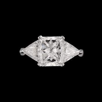 A radiant-cut diamond 3.01 cts ring. E/VS2, certificate from HRD.