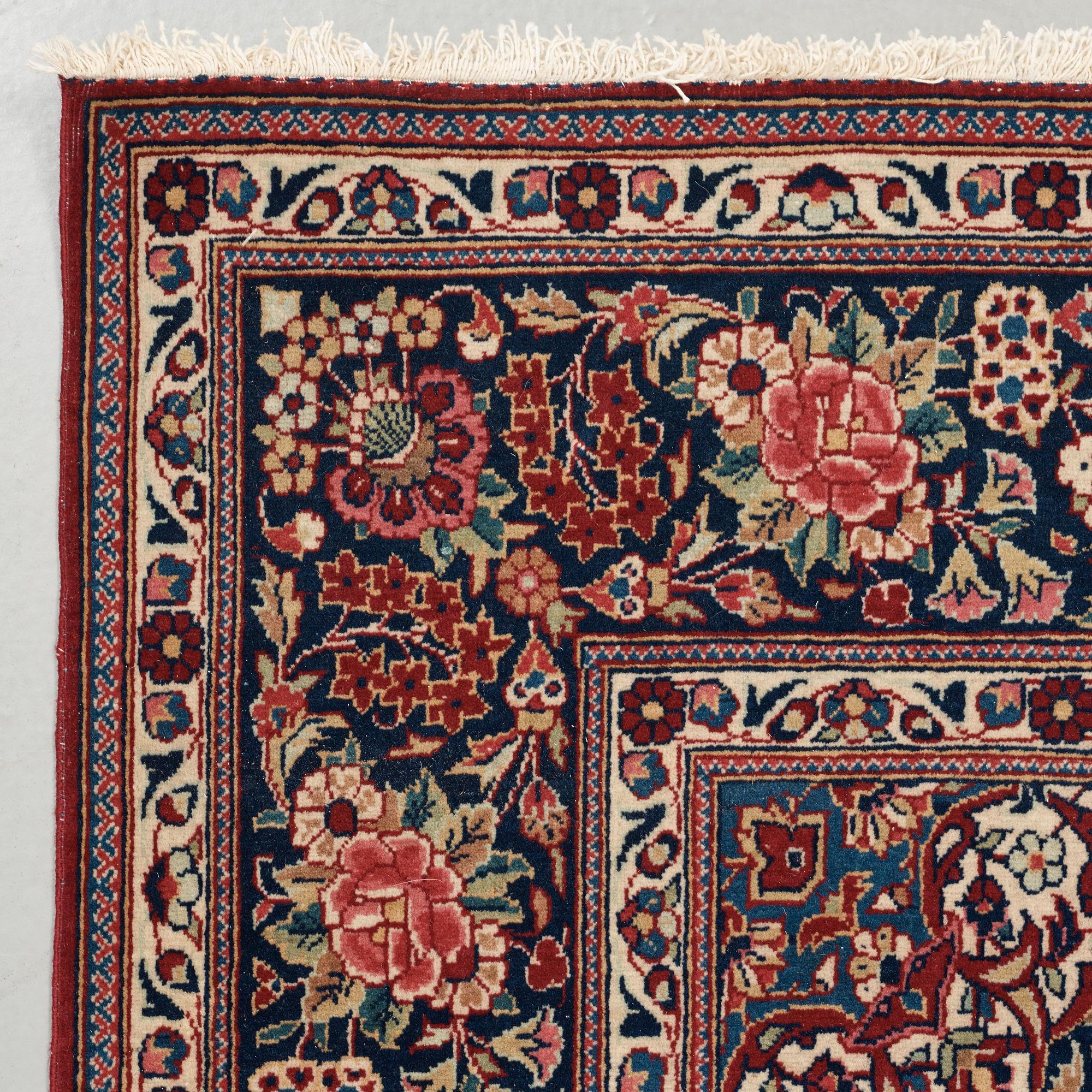 RUG. Semi-antique Kashan. 207 x 134 cm.