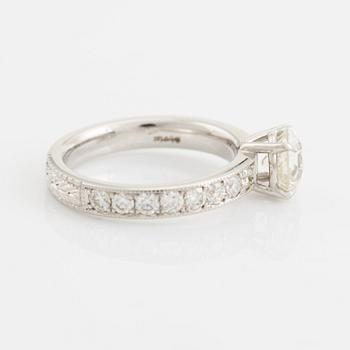 Ring med gammalslipad diamant.